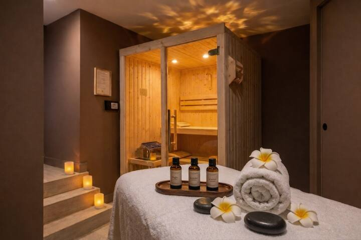 Sauna privatif en bois de la Suite Banjar